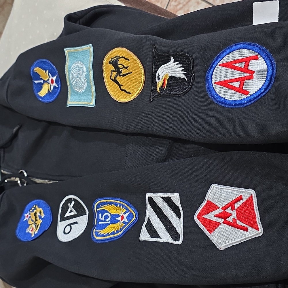 OFF-WHITE HOODIE SIZE L Decorative embroidered patches down both sleeves. - Picture 9 of 16